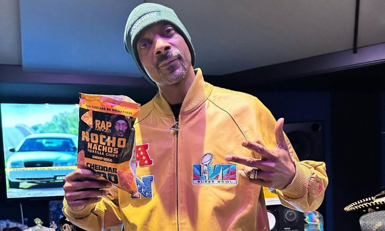 Julian Broadus's famous father Snoop Dogg promoting a brand.